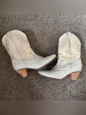 Dingo cream short cowboy boots